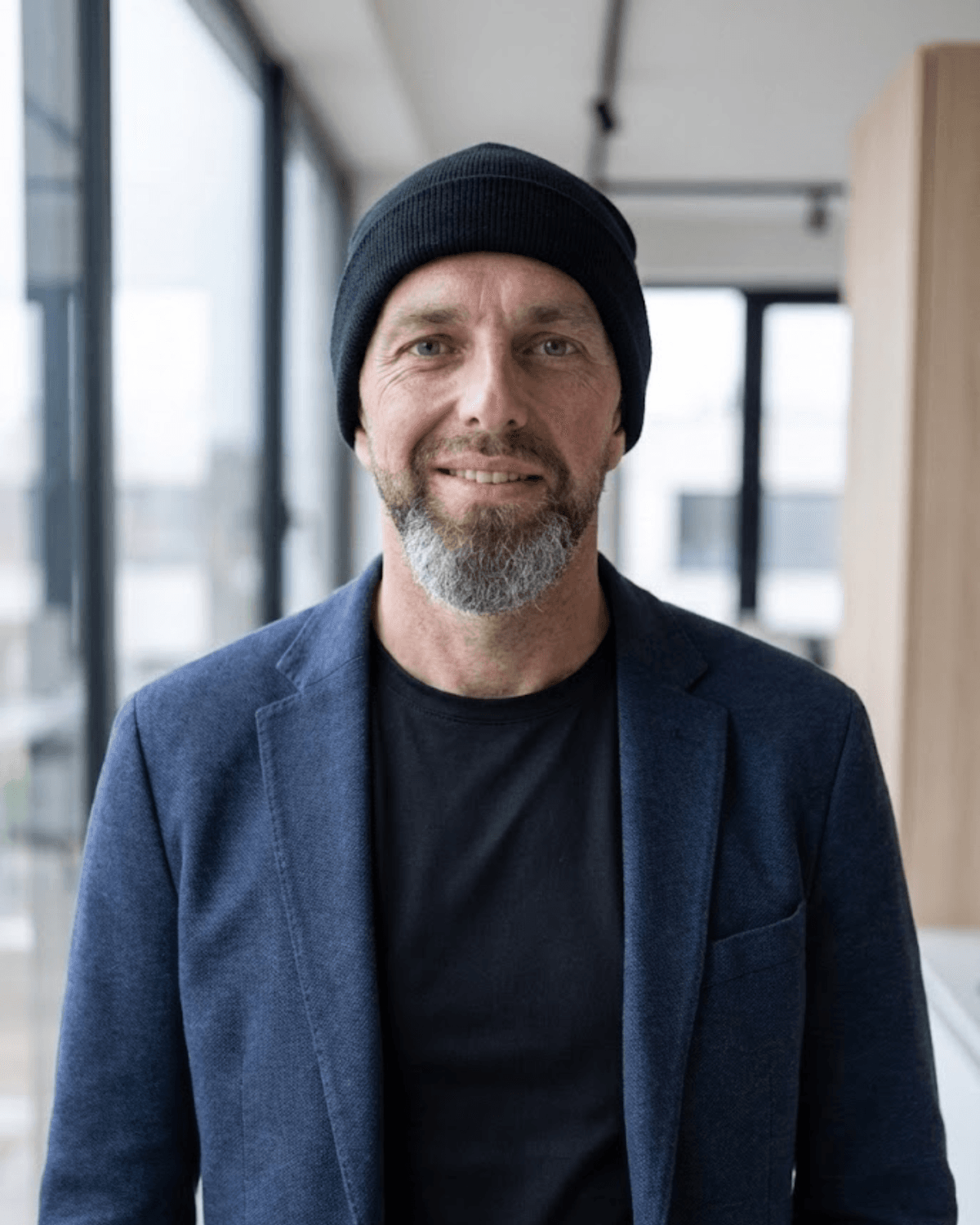 Mike Krenzien, Gründer von Digital Apes, lächelnd im Büro