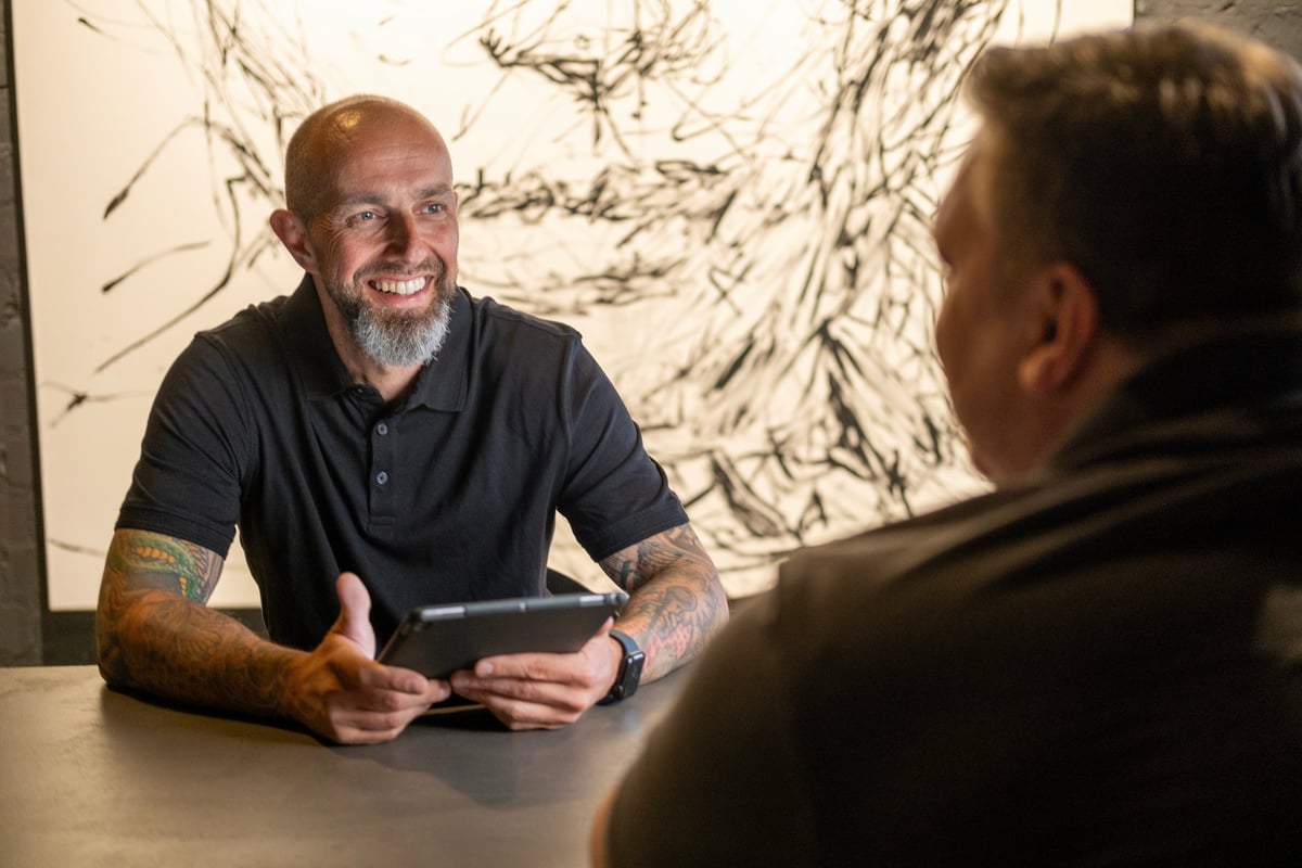 Beratungsgespräch zwischen Steuerberater und Berater am Laptop